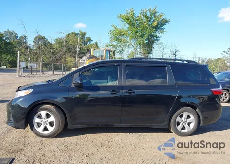 2018 Toyota Sienna Le 8 Passenger z USA, uszkodzony, nr VIN 5TDKZ3DC0JS948014